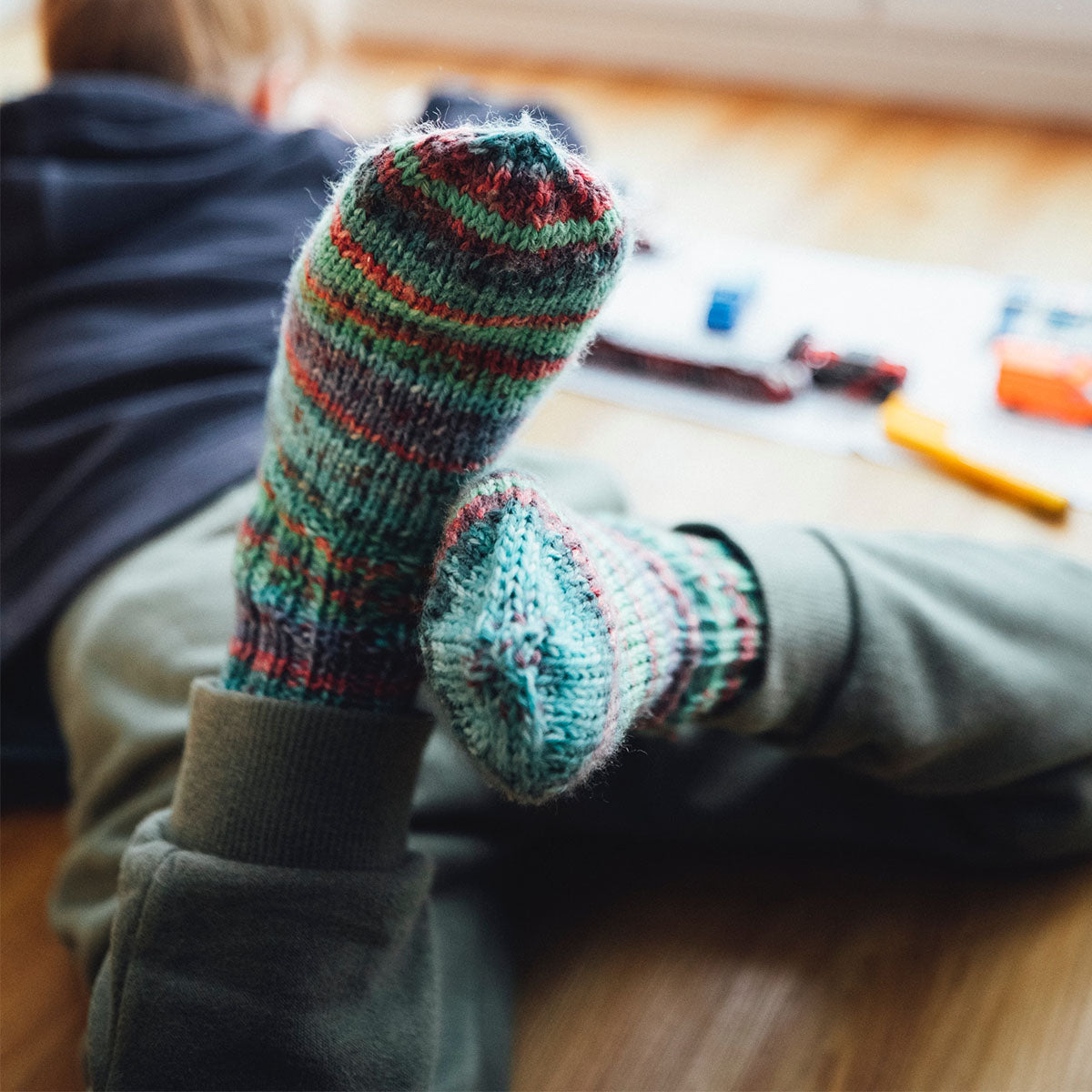 Gros plan sur des pieds portant des bas tricotés