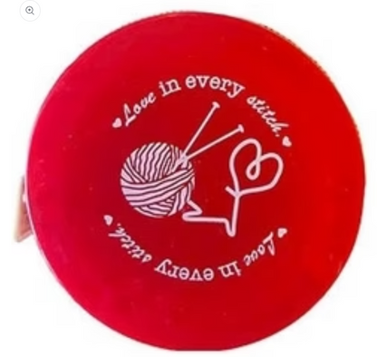 Ruban à  mesurer rétractable ' love is in every stitch'