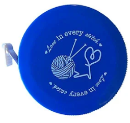 Ruban à  mesurer rétractable ' love is in every stitch'