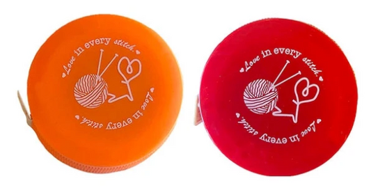Ruban à  mesurer rétractable ' love is in every stitch'