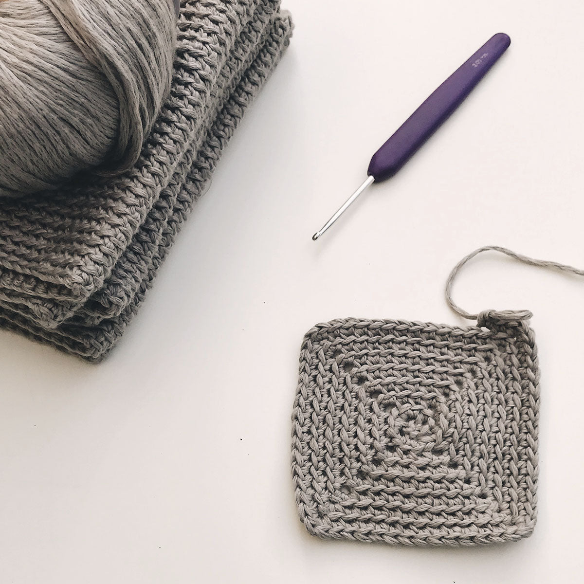 Crochet, laine gris et petit carré crocheté